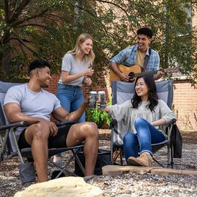 Przenośne krzesło kempingowe z ergonomiczną konstrukcją i odpinaną podkładką chłodzącą dla komfortowych aktywności i wydarzeń na świeżym powietrzu